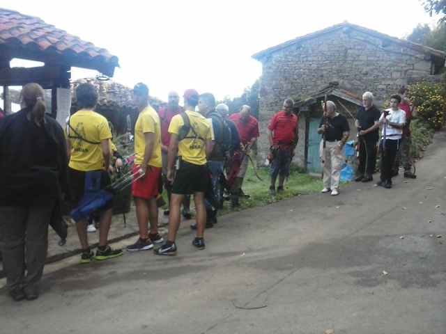 Cogiendo el arco y las flecas